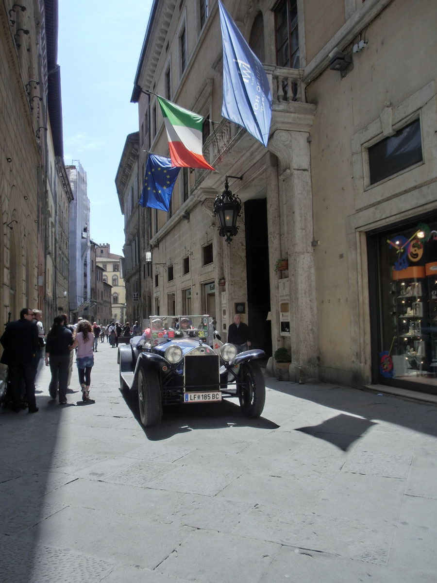 Mille Miglia 19Maggio2012-CIMG5566Centro Siena